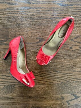 me too Red Patent Peep-Toe Heels with Bow